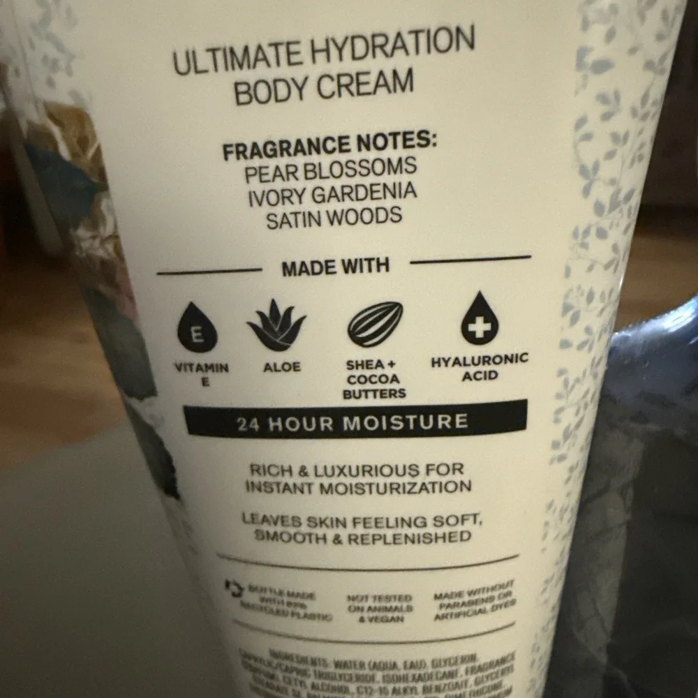 3‎ Pc Set Dressed In White Bath & Body Works 2 Body Cream 8 oz 1 Body Wash 10 oz